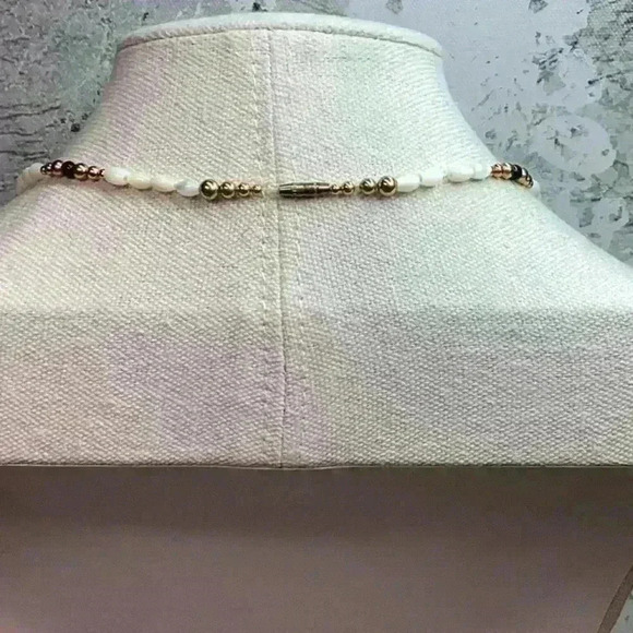 Vintage Mother of Pearl Necklace with Gold - Picture 2 of 2